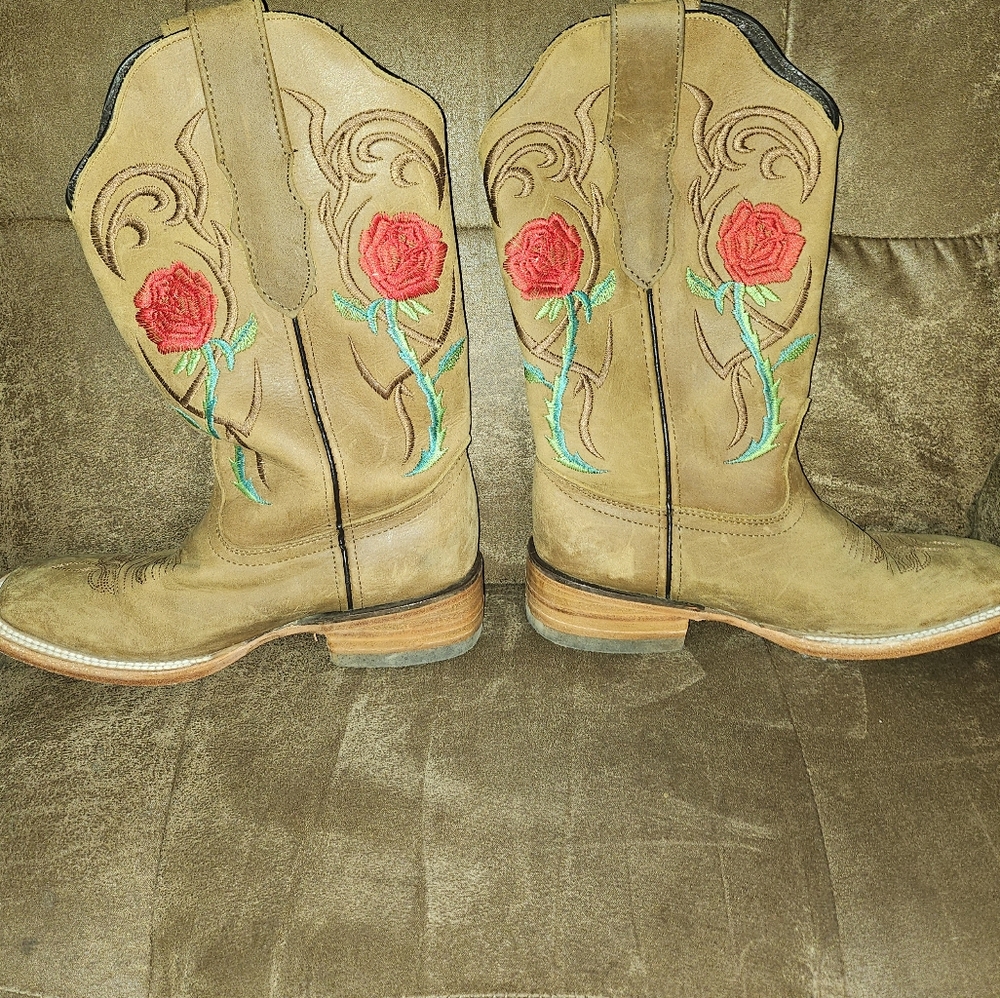 Women’s Floral Embroidered Tan Western Boots - Rose Accent